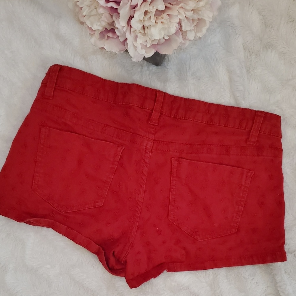 Red eyelet shorts - Picture 2 of 4